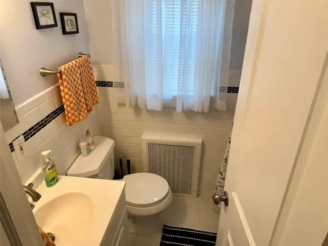 83 Heathcote Road Lindenhurst NY 11757