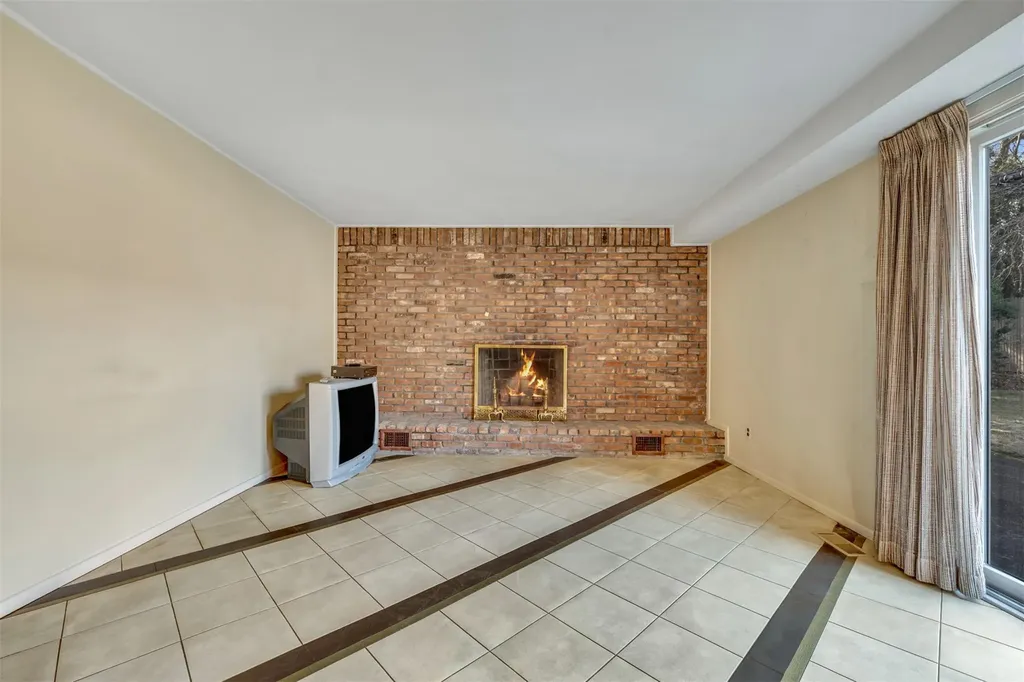 354 Elm Drive Roslyn NY 11576