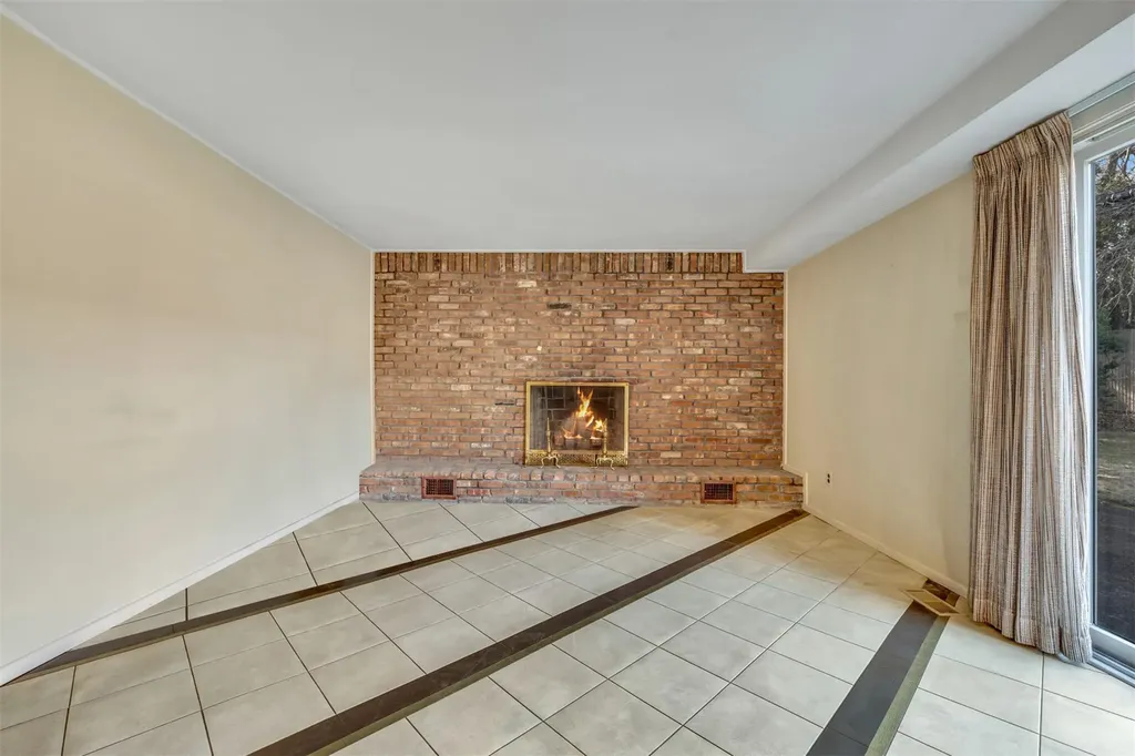 354 Elm Drive Roslyn NY 11576