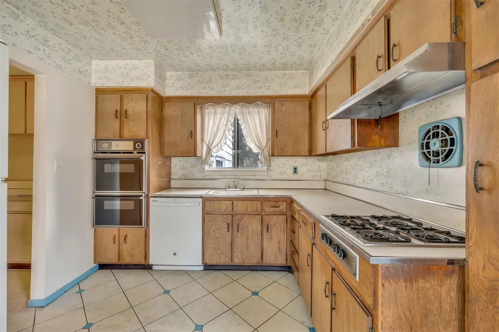 354 Elm Drive Roslyn NY 11576