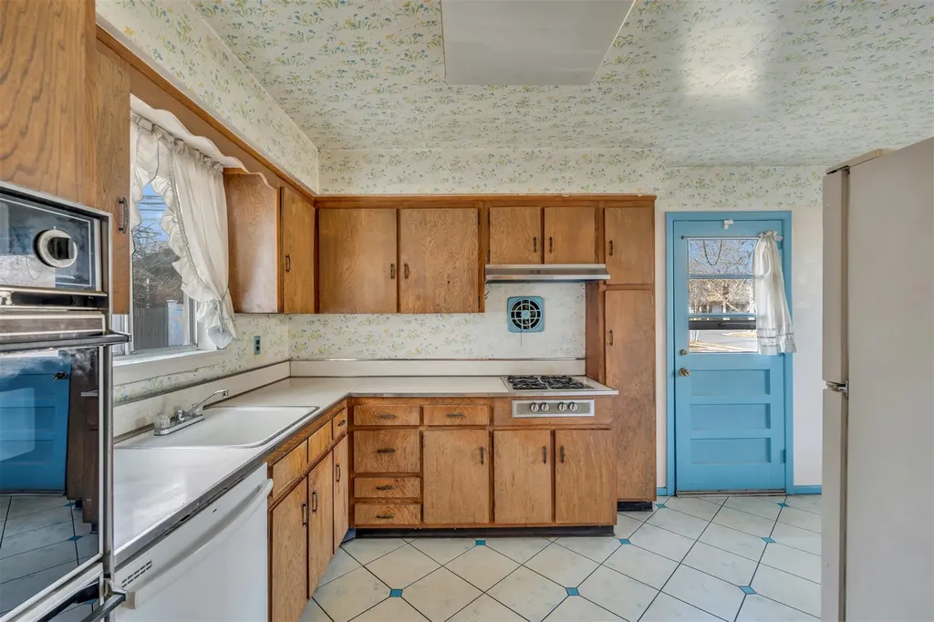 354 Elm Drive Roslyn NY 11576