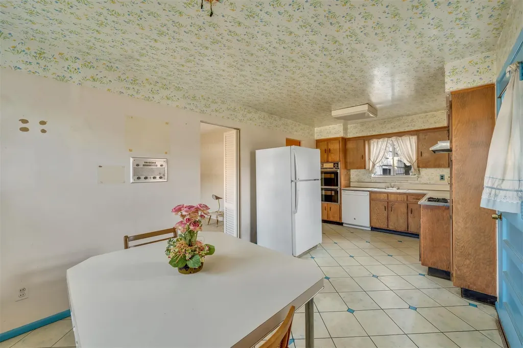 354 Elm Drive Roslyn NY 11576