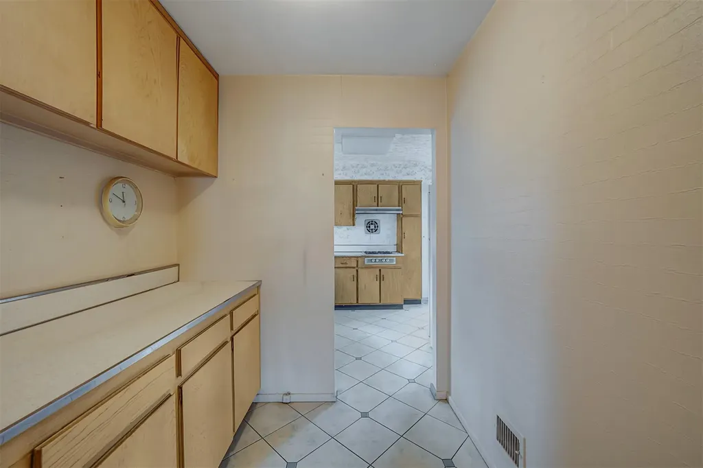 354 Elm Drive Roslyn NY 11576