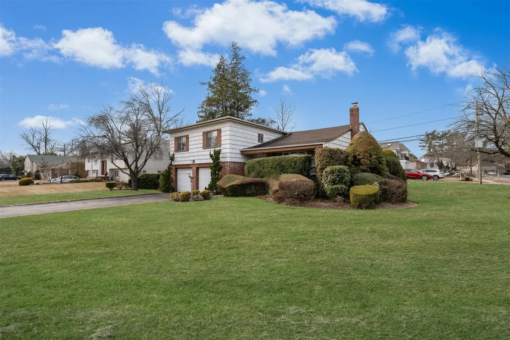 354 Elm Drive Roslyn NY 11576