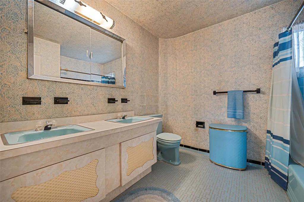 354 Elm Drive Roslyn NY 11576