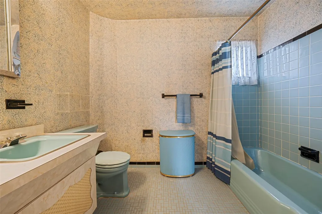 354 Elm Drive Roslyn NY 11576