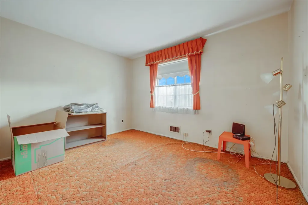 354 Elm Drive Roslyn NY 11576