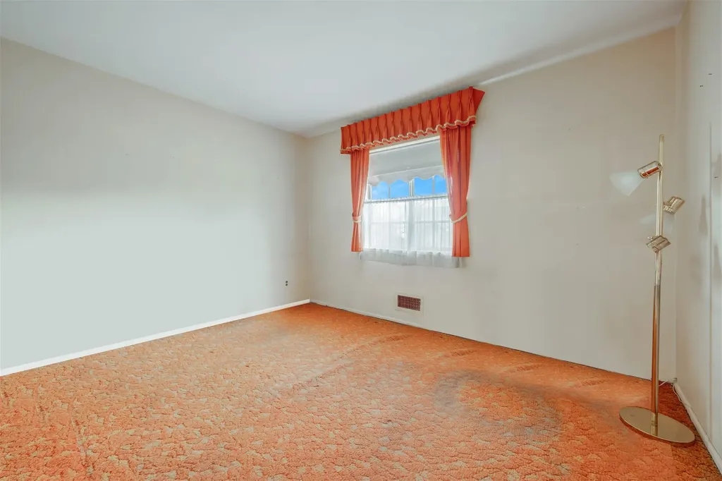 354 Elm Drive Roslyn NY 11576