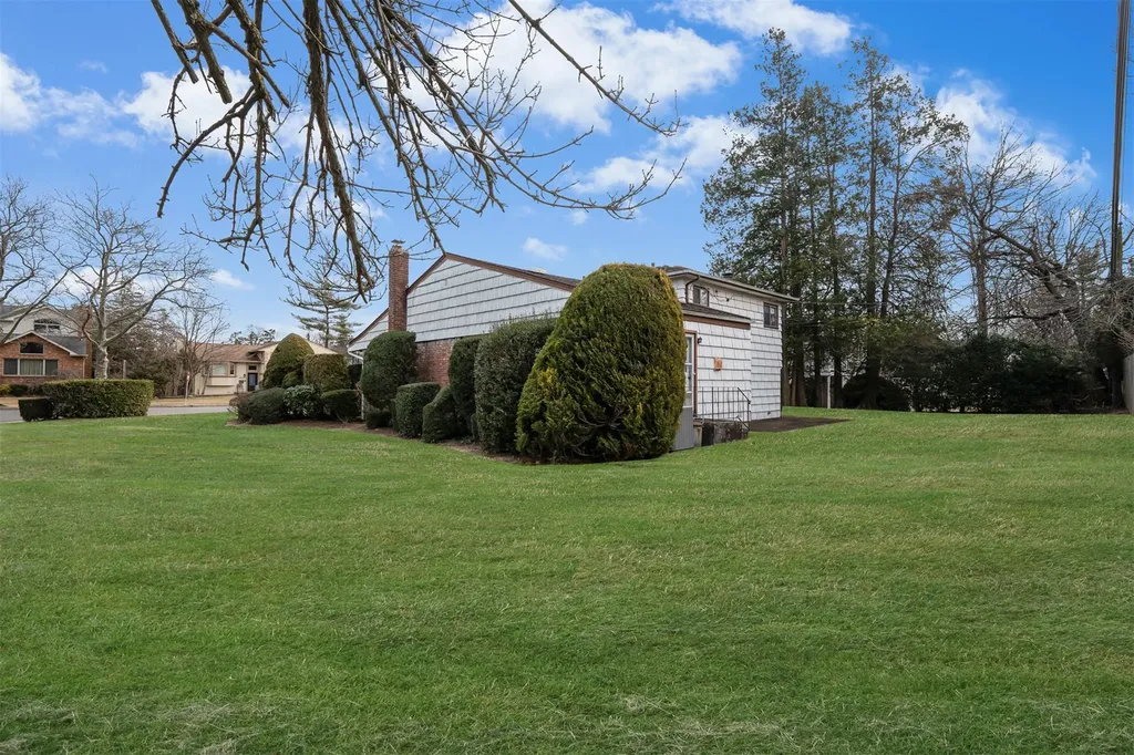 354 Elm Drive Roslyn NY 11576
