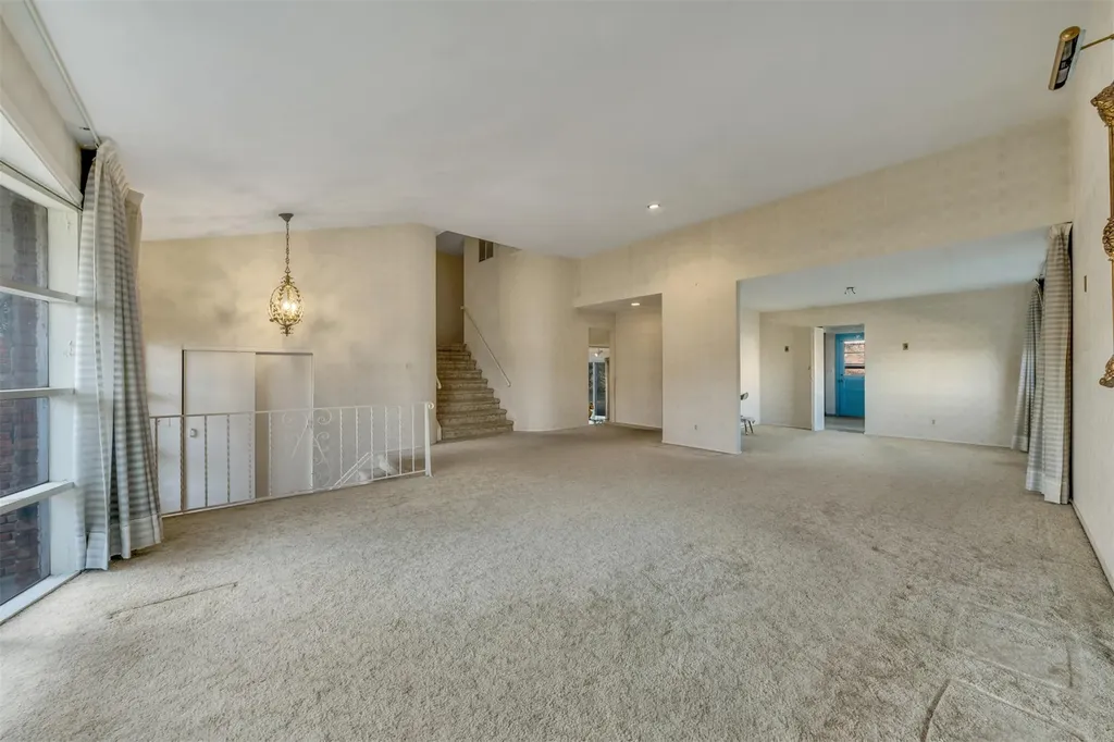 354 Elm Drive Roslyn NY 11576