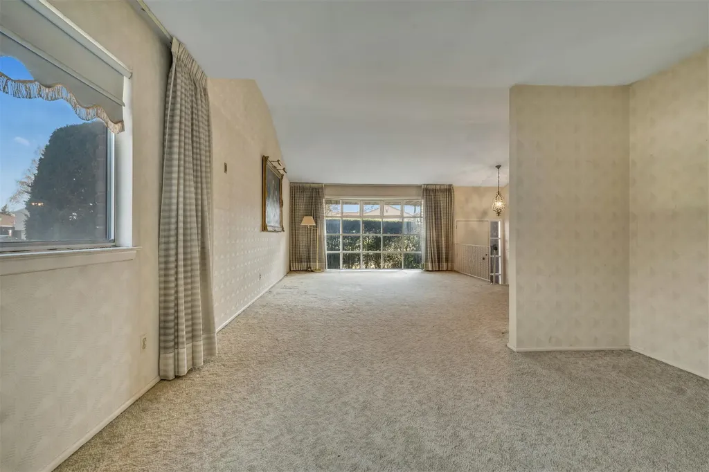 354 Elm Drive Roslyn NY 11576