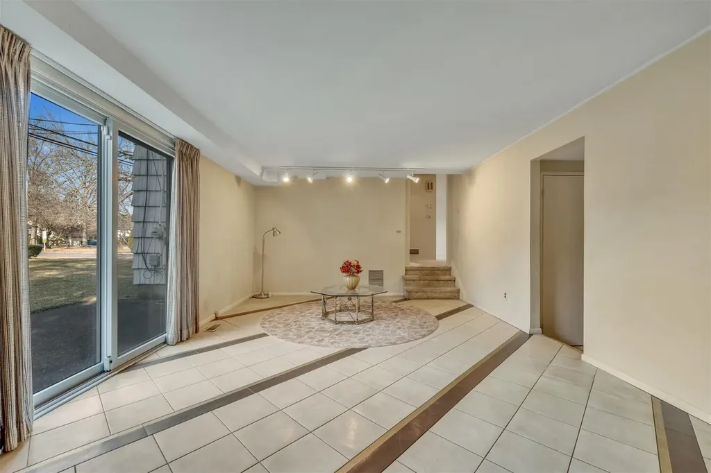354 Elm Drive Roslyn NY 11576