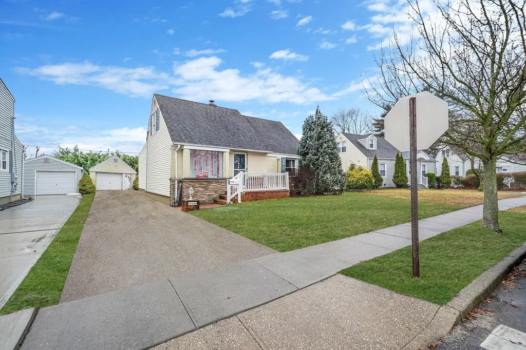 246 S Pershing Avenue Bethpage NY 11714