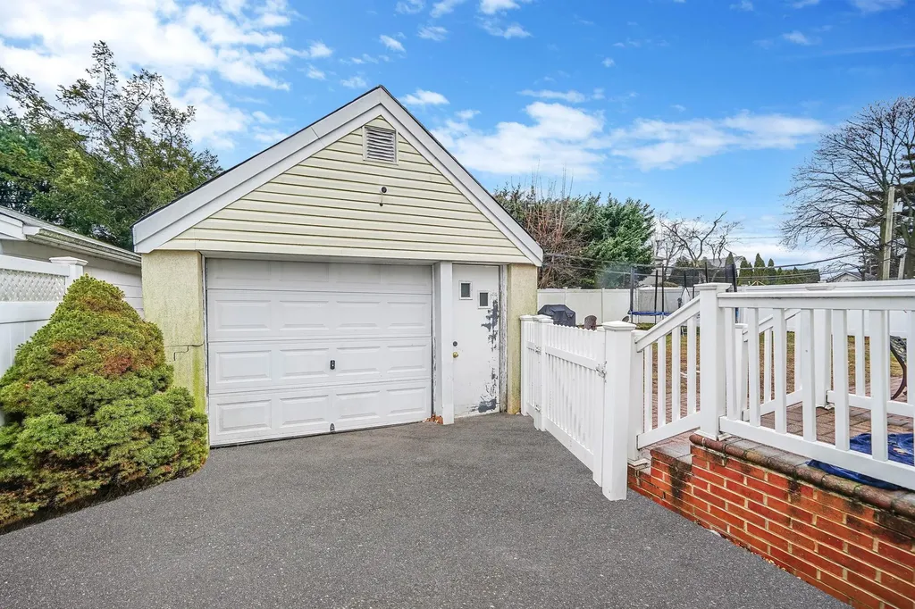 246 S Pershing Avenue Bethpage NY 11714