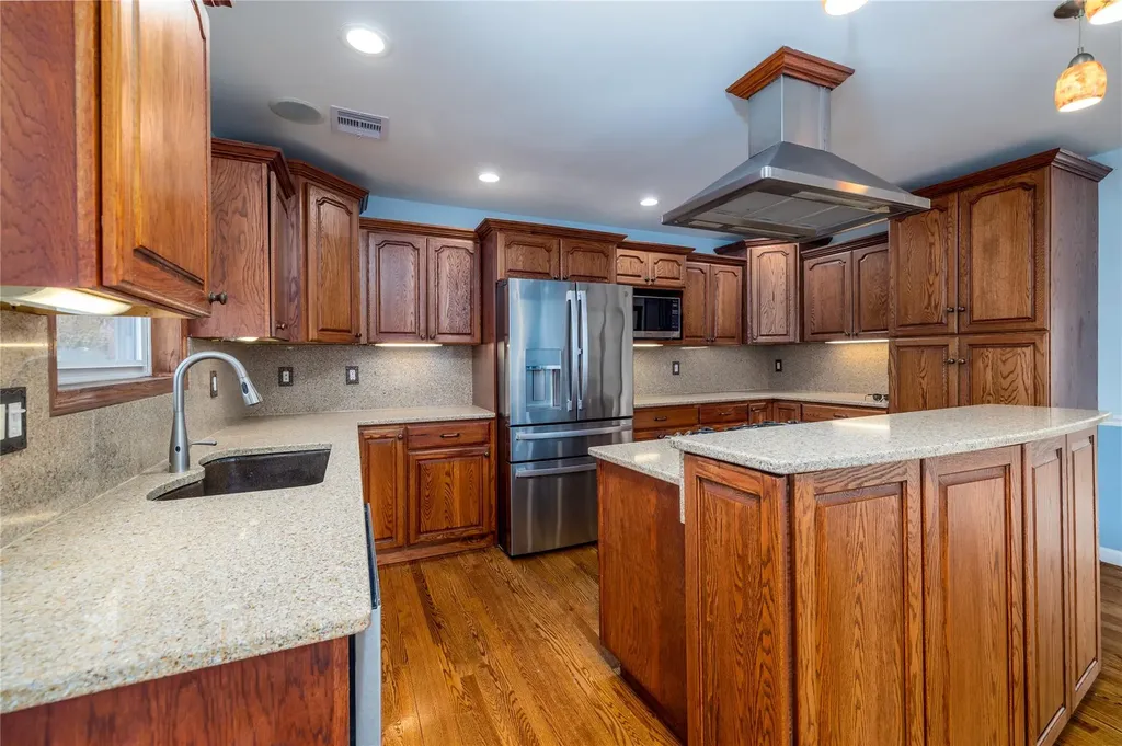15 Palm Lane Westbury NY 11590