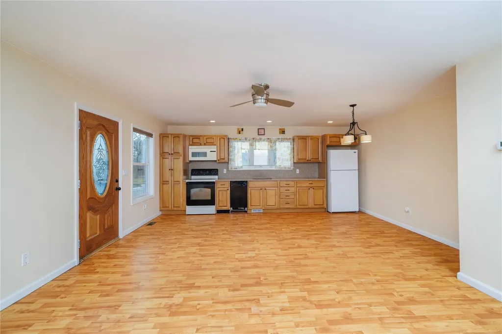 15 Palm Lane Westbury NY 11590