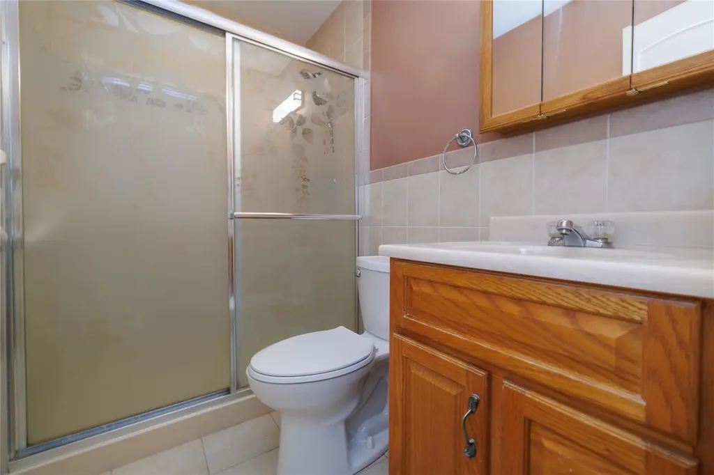 15 Palm Lane Westbury NY 11590