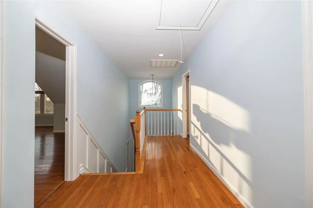 15 Palm Lane Westbury NY 11590