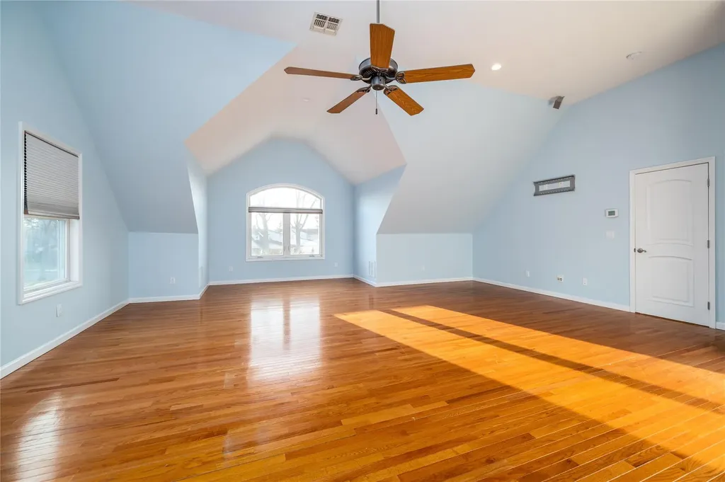 15 Palm Lane Westbury NY 11590