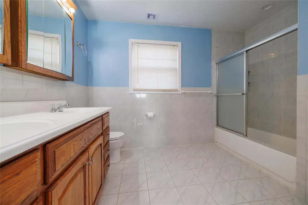 15 Palm Lane Westbury NY 11590