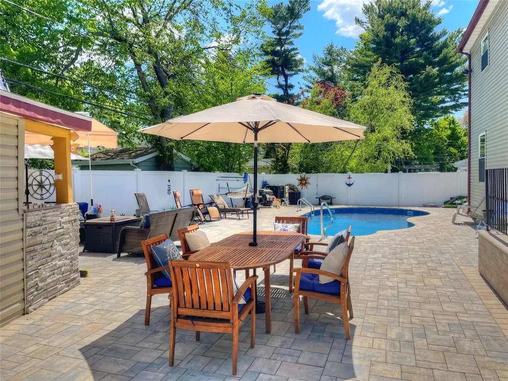 15 Palm Lane Westbury NY 11590
