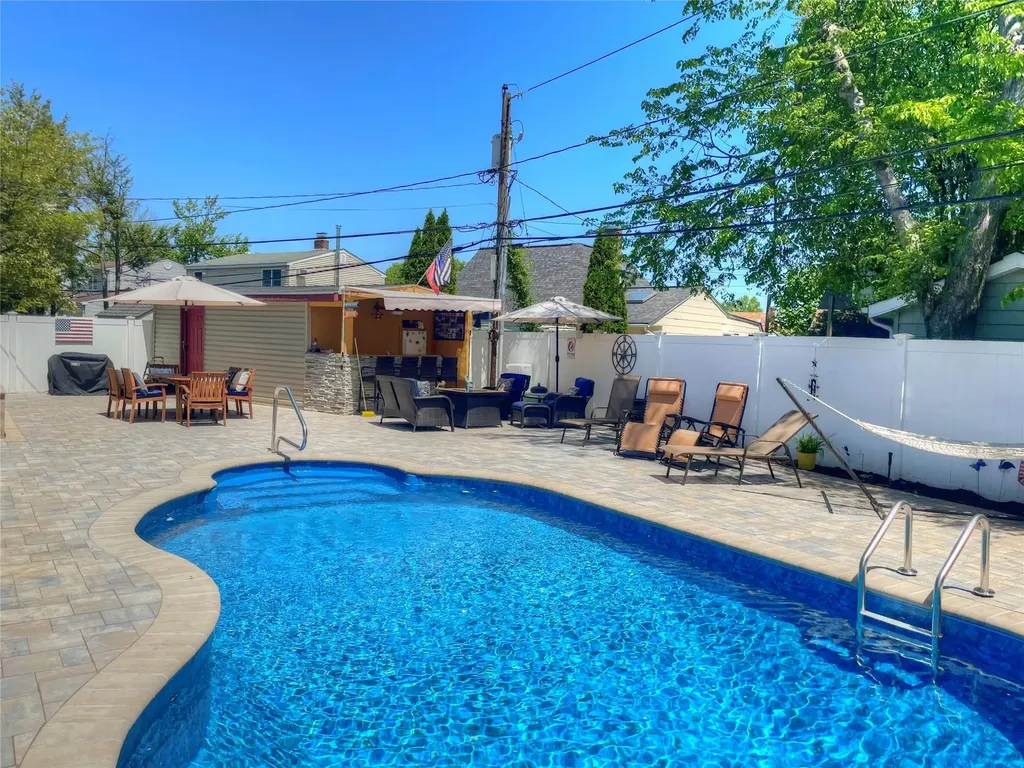 15 Palm Lane Westbury NY 11590