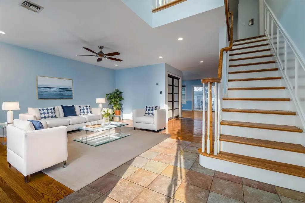 15 Palm Lane Westbury NY 11590