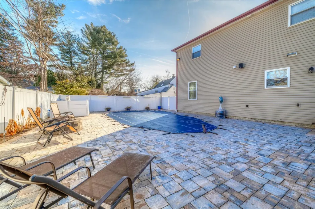 15 Palm Lane Westbury NY 11590