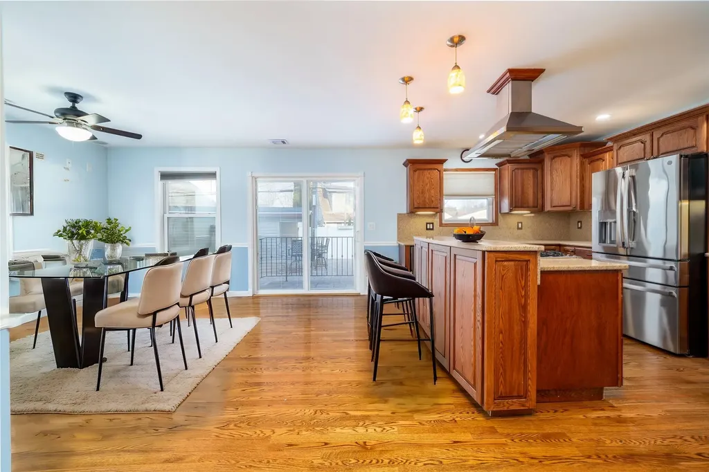 15 Palm Lane Westbury NY 11590