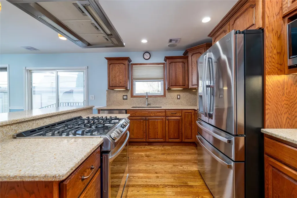 15 Palm Lane Westbury NY 11590