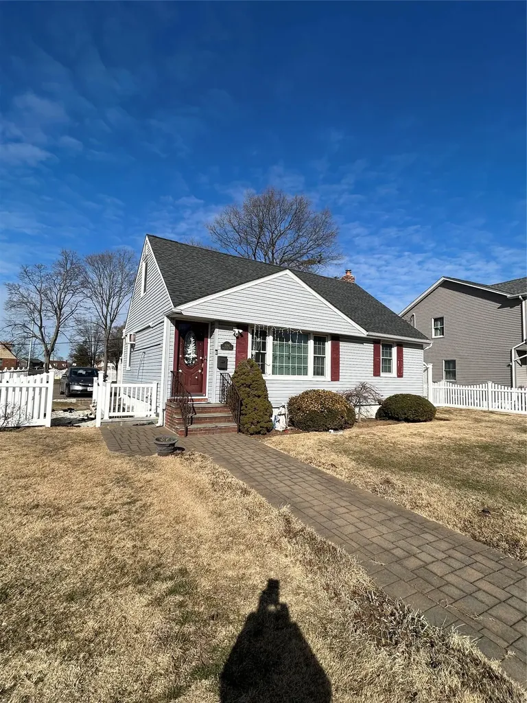 1096 Shelburne Drive Franklin Square NY 11010