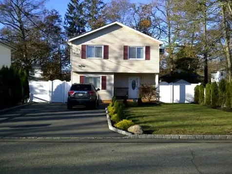 11 Robinson Drive Shirley NY 11967