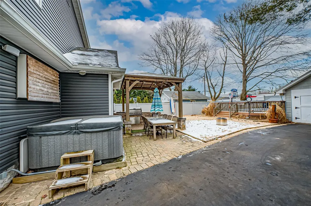 3553 Locust Avenue Wantagh NY 11793
