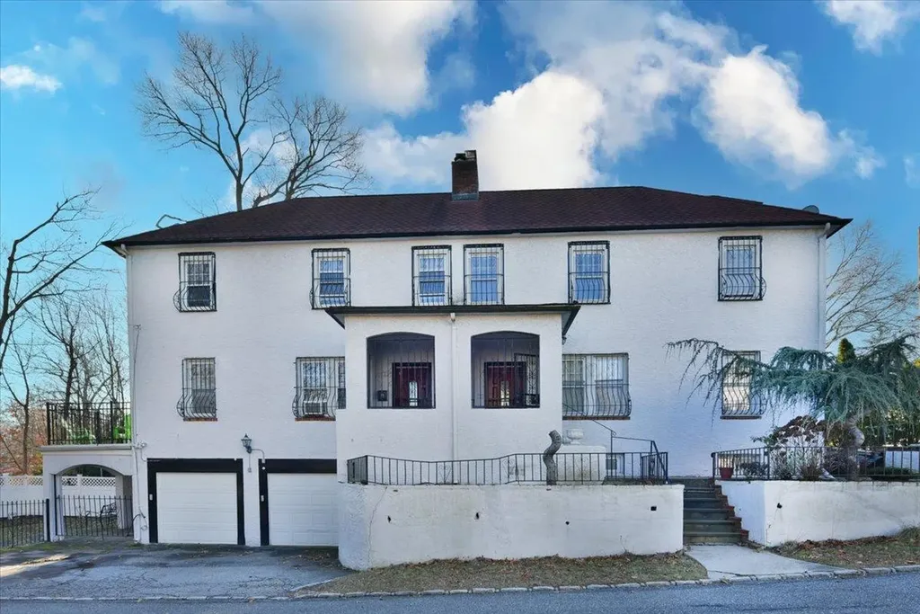 11 Floyd Place Great Neck NY 11024