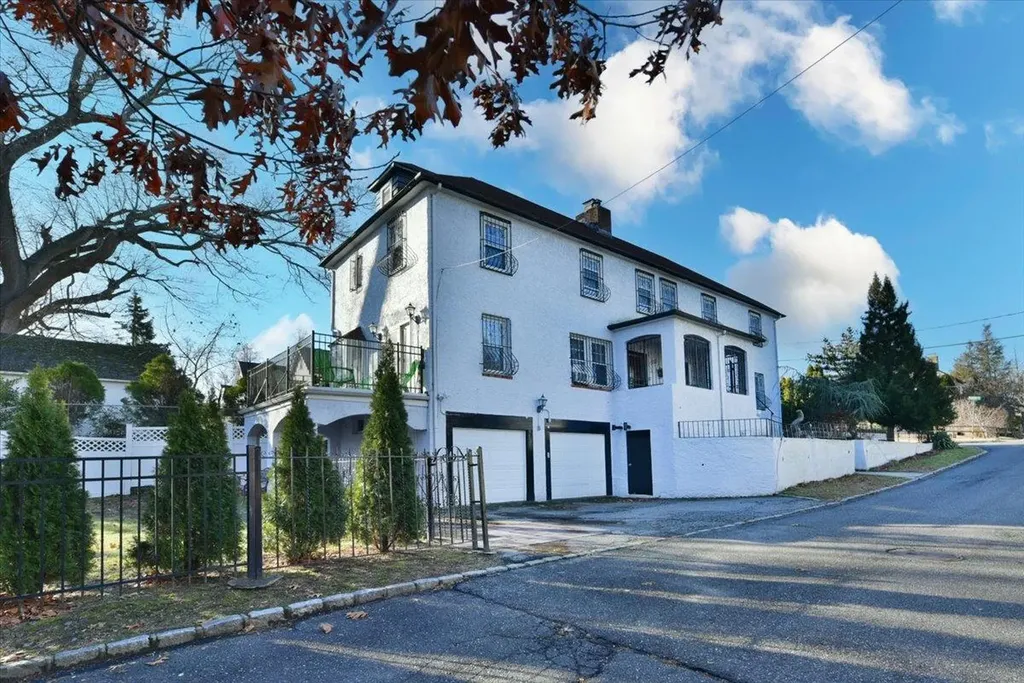 11 Floyd Place Great Neck NY 11024