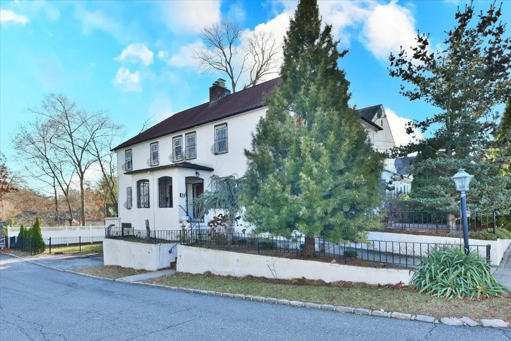 11 Floyd Place Great Neck NY 11024