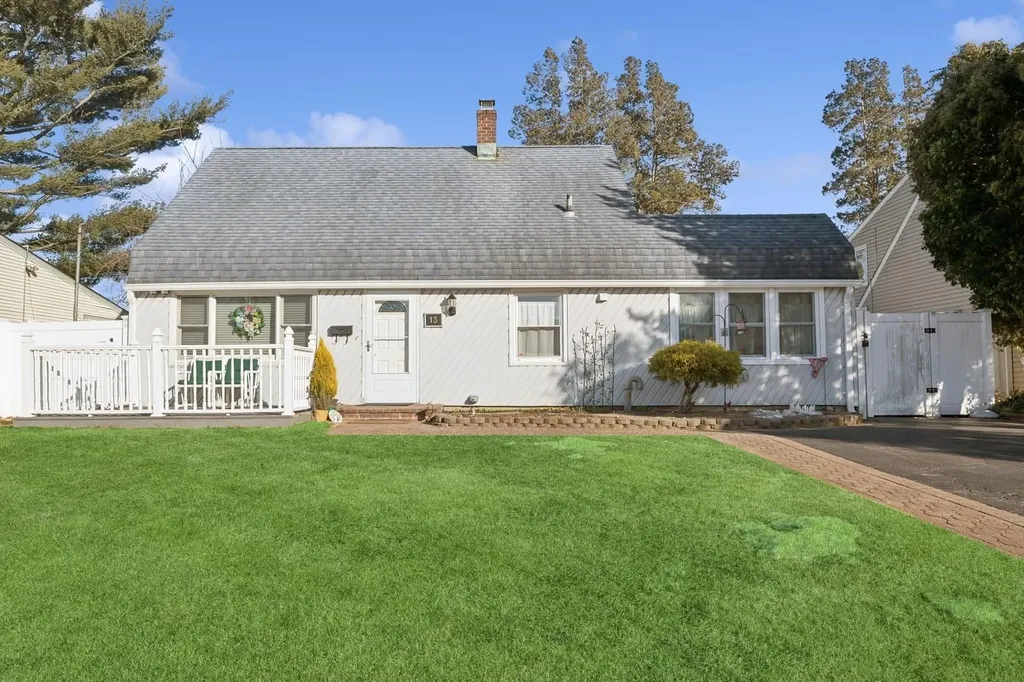 13 Daisy Lane Levittown NY 11756