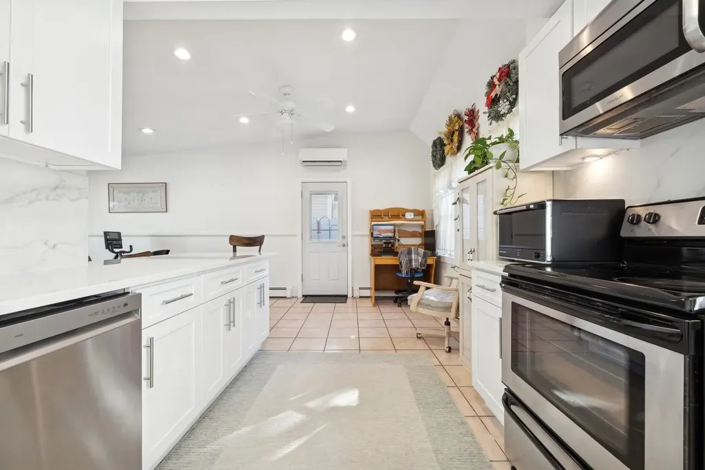 13 Daisy Lane Levittown NY 11756