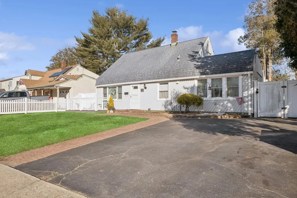 13 Daisy Lane Levittown NY 11756