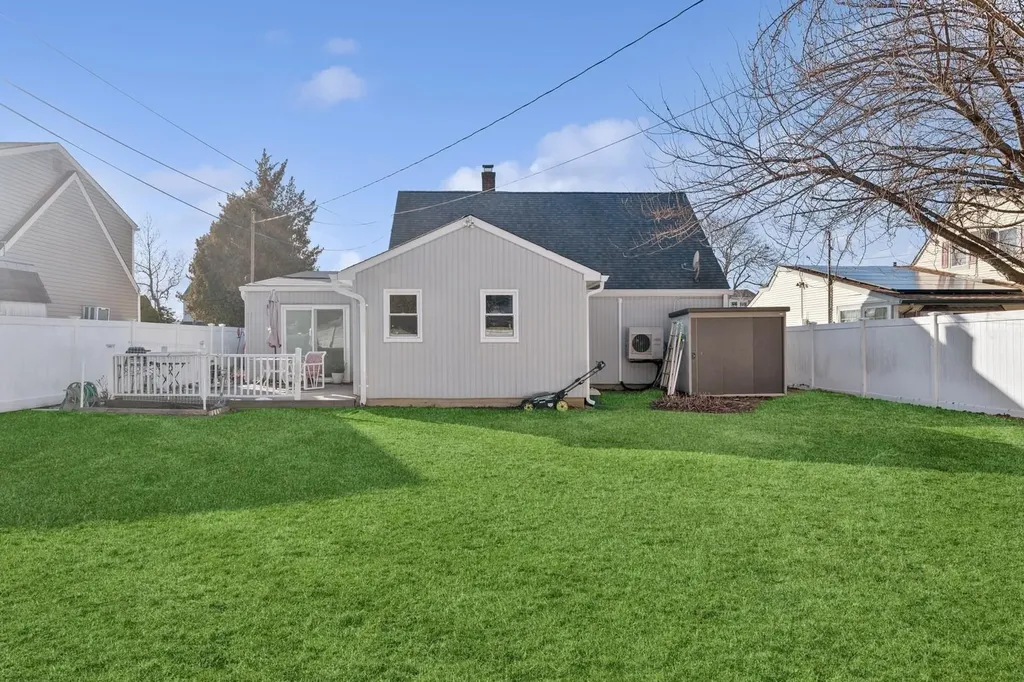 13 Daisy Lane Levittown NY 11756