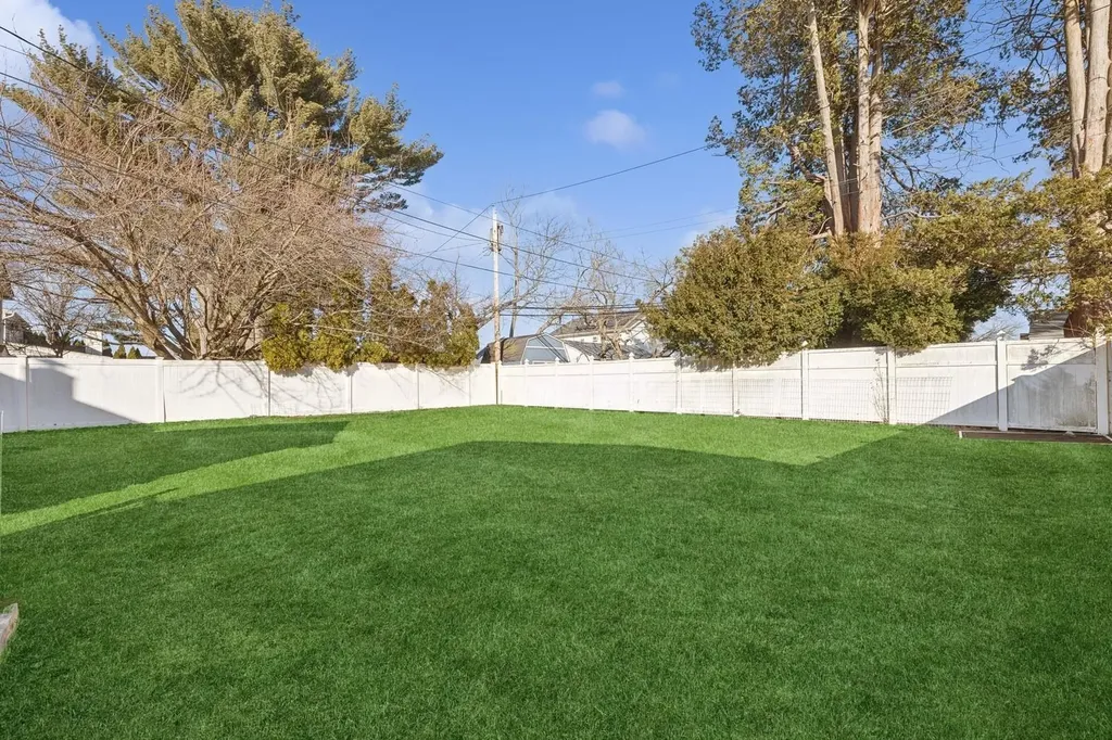 13 Daisy Lane Levittown NY 11756