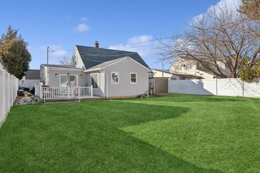 13 Daisy Lane Levittown NY 11756