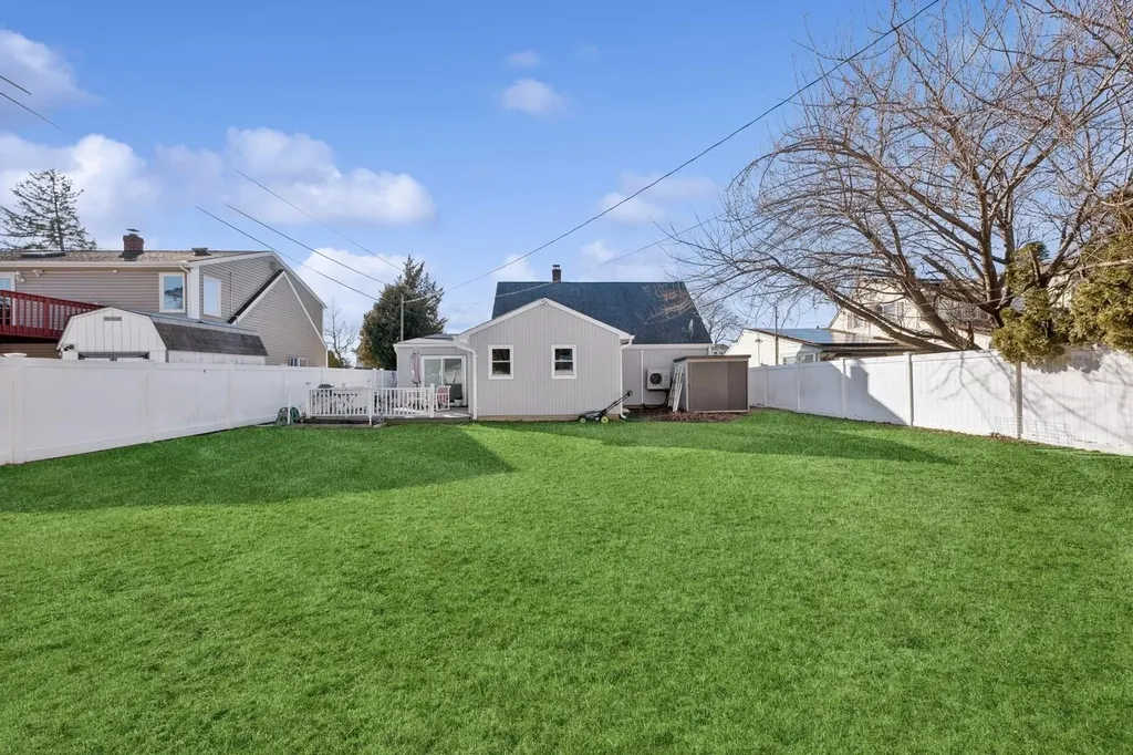 13 Daisy Lane Levittown NY 11756
