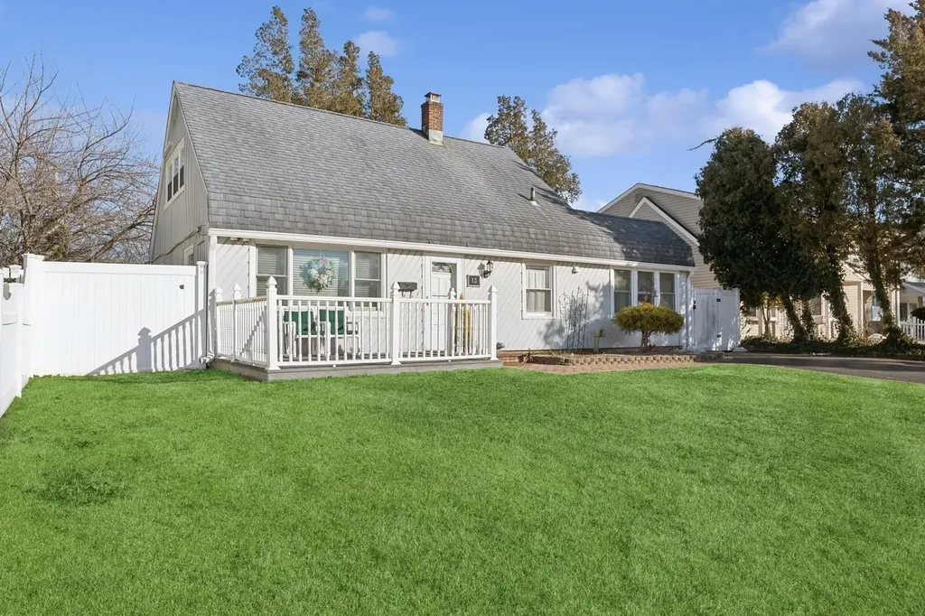 13 Daisy Lane Levittown NY 11756