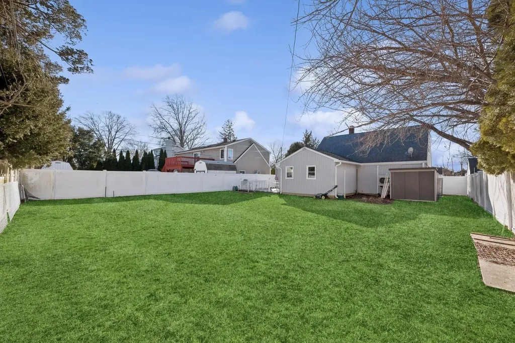 13 Daisy Lane Levittown NY 11756