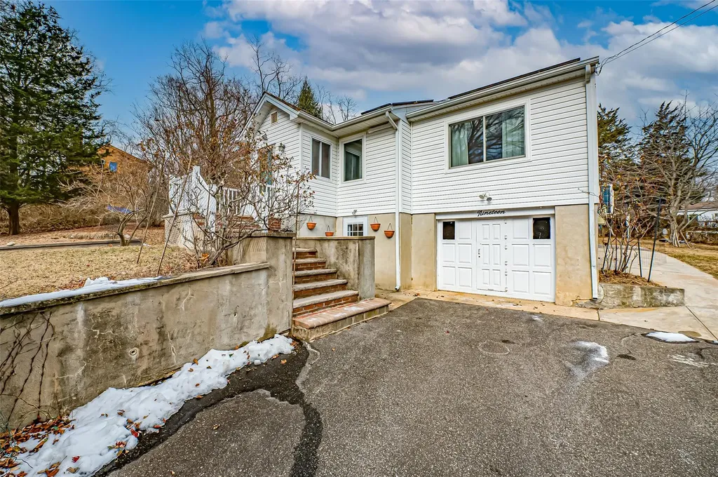 19 Sams Path Brookhaven NY 11778
