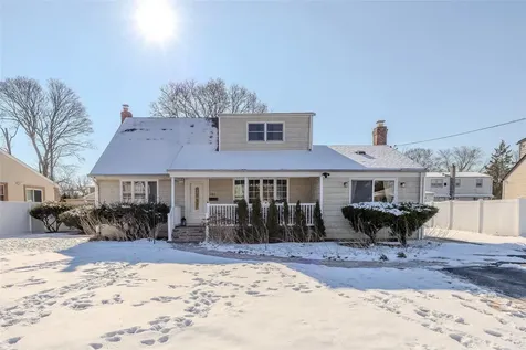 215 51st Street Lindenhurst NY 11757