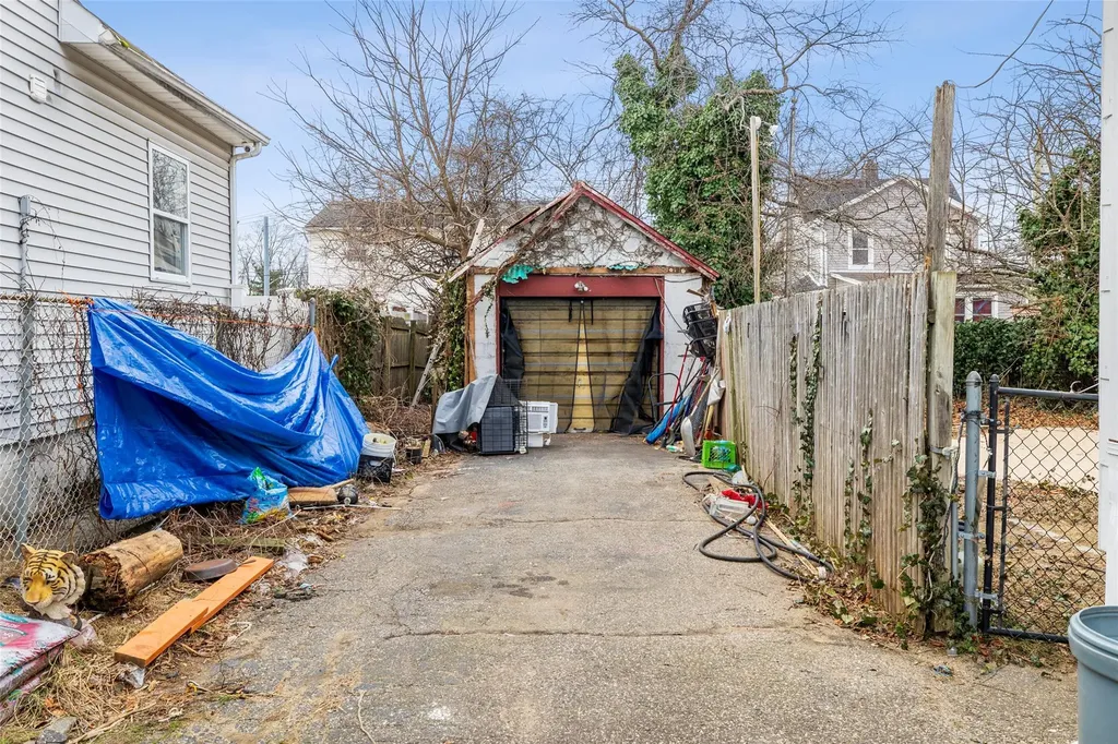 335 Colombo Avenue Copiague NY 11726
