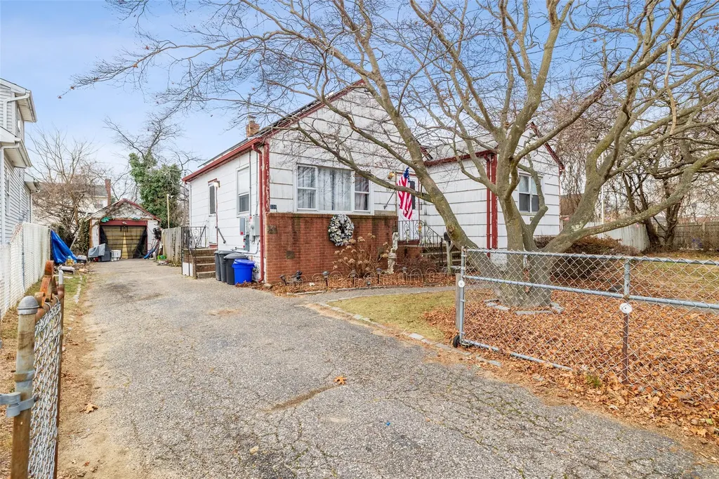 335 Colombo Avenue Copiague NY 11726