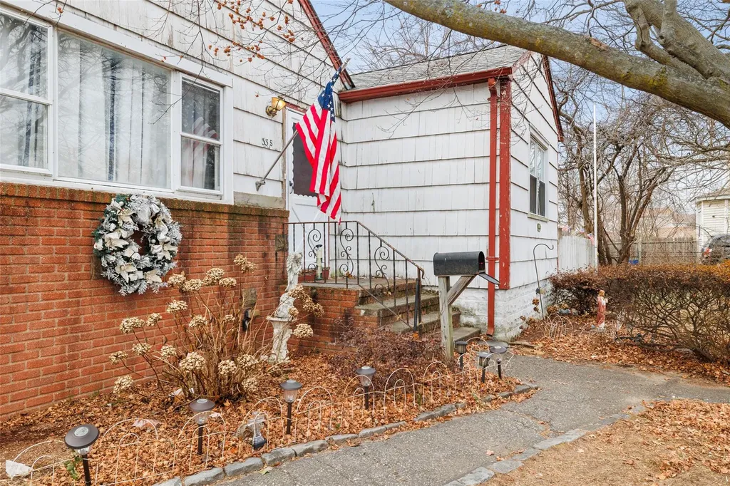 335 Colombo Avenue Copiague NY 11726